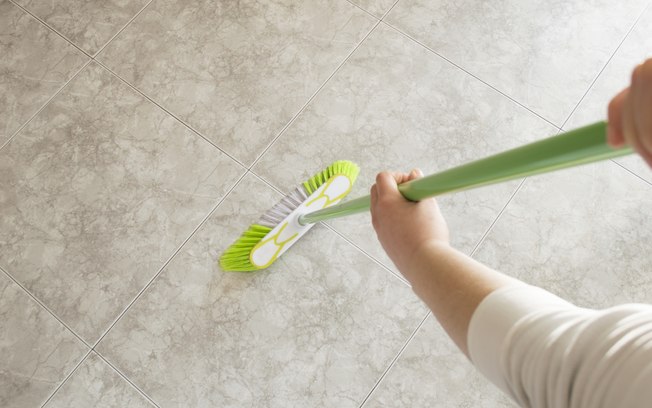 Recomenda-se varrer ou aspirar a casa com mais frequência durante o inverno
