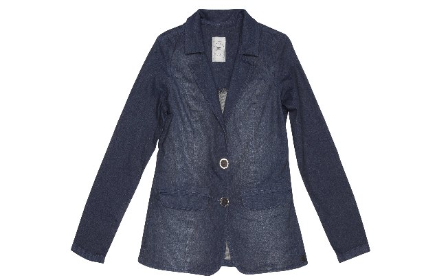 Com o frio chegando, o blazer jeans da Monnari é uma boa opção. Preço: R$361,25