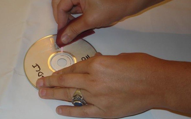 Para retirar riscos na superfície de cds e dvds, aplique a pasta em um pano seco e esfregue suavamente, em movimentos circulares