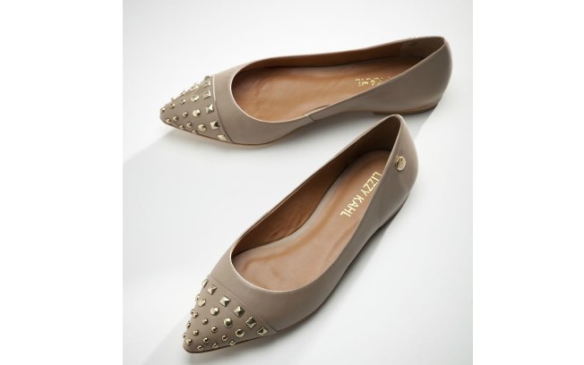 Sapatos são ótimos presentes de Dia das Mães. A Lizzy Khal oferece opções de flats. Preço sob consulta
