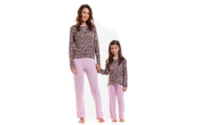 A Hey Up tem linha especial mãe e filha. Este custa R$236,00 os dois pijamas (infantil + adulto)
