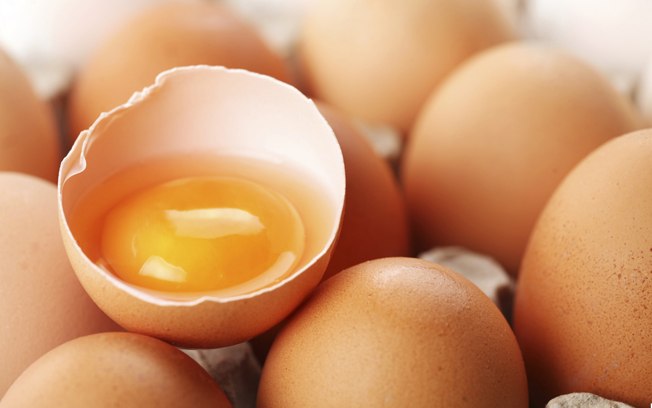Já o ovo não deve ficar na porta devido à grande variação de temperatura no abre e fecha. Prefira posicioná-los nas prateleiras superiores
