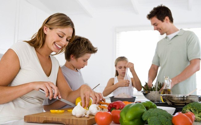 Vá para a cozinha em família: faça uma receita no fim de semana com a participação de todos e dê à criança tarefas seguras, longe de facas e do fogo 