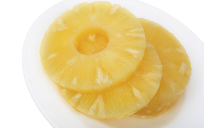Rico em vitamina C e magnésio, o abacaxi auxilia na digestão e no funcionamento do sistema imunológico. Melhor ainda se a criança comer a fruta in natura