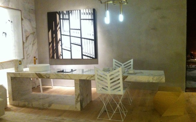 O ambiente de 60 m² traz um mix do jovem design brasileiro com linhas clássicas do minimalismo escandinavo