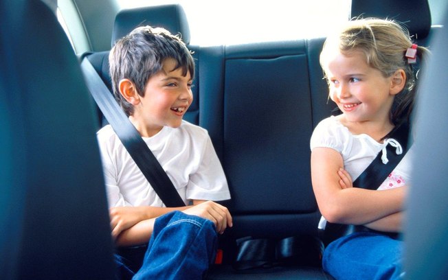 Aproveite o tempo dentro do carro para conversar com seus filhos. Cantar uma música de que todos gostem também é um bom passatempo familiar no trânsito