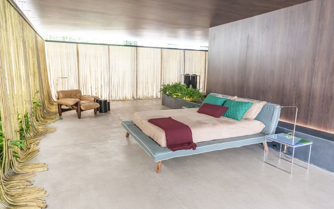 O arquiteto Gui Mattos provou na Casa Cor Sp 2015 que é possível levar cor também para a base da cama sem comprometer o todo