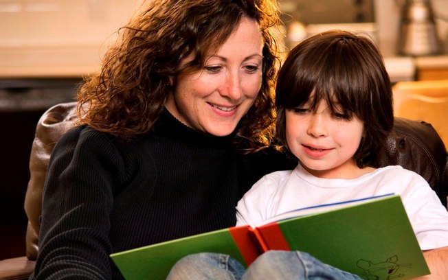 Leia um livro com seu filho e peça que ele leia em voz alta alguns trechos – crianças que leem mais escrevem melhor e têm vocabulário mais amplo