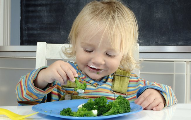 Brócolis pode proteger o organismo contra alguns tipos de câncer. Faça uma linda floresta no prato das crianças. Elas vão devorar todas as ‘árvores’