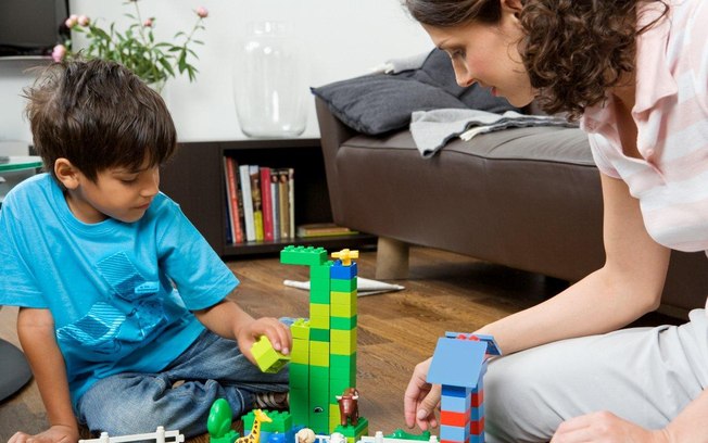 Brinquem de construir objetos com jogos de encaixe de peças. Além de pais e filhos ficarem juntos, a criança desenvolve a coordenação motora