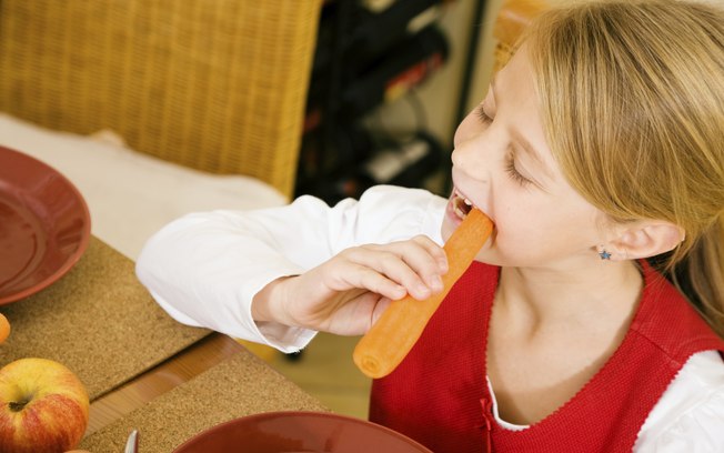 Fonte de betacaroteno, cenoura ajuda a proteger a visão. O consumo pode ser em salada ou misturada ao arroz. Também dá um ótimo cabelo de palhaço em um divertido prato