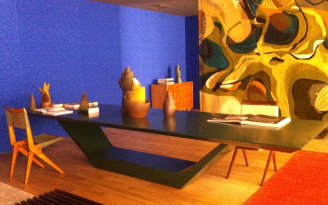 O minimalismo funcional predomina no escritório projetado por Guilherme Torres, onde móvei modernos e peças de cerâmica escultóricas se destacam