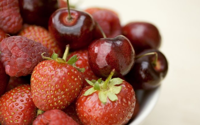 Fontes de vitamina C, as frutas vermelhas ajudam a fortalecer o sistema imunológico e possuem nutrientes que colaboram para a saúde dos músculos