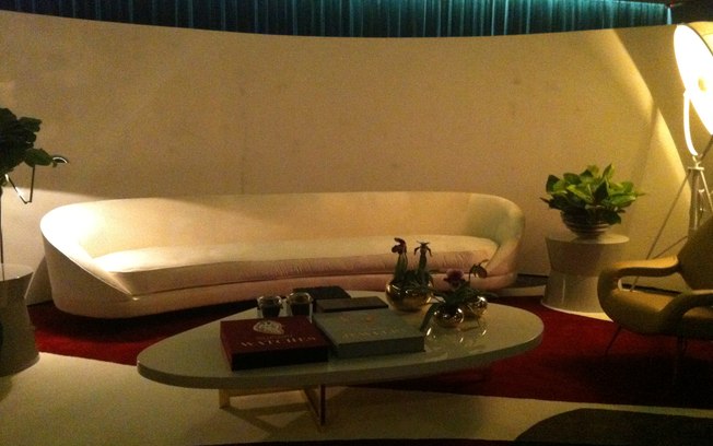 No ambiente de Roberto Migotto, curvas sinuosa e sensuais fazem referência aos traços de Oscar Niemeyer, Destaque para o sofá curvo da Érea: tendência