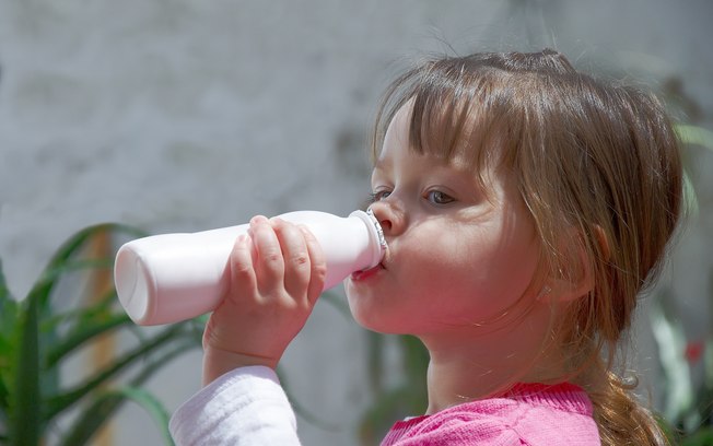 Iogurte é rico em cálcio, importante para o desenvolvimento normal da criança. Pode dar um sabor especial se consumido com frutas no café da manhã