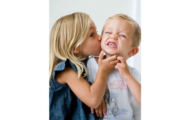 Beijos e abraços marcam relação de amor entre irmãos