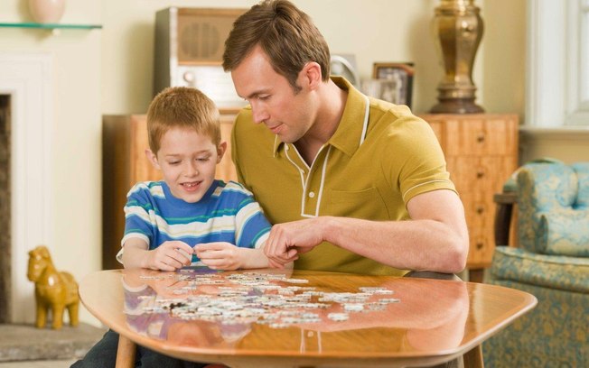 Montem um quebra-cabeça com seu filho. Escolha o jogo de acordo com a idade da criança – há opções para todas as faixas etárias