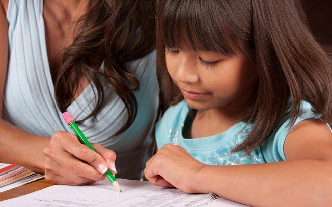 Determine um período do dia para acompanhar a lição de casa e ajude apenas quando a criança pedir. Não queira fazer a lição por ela