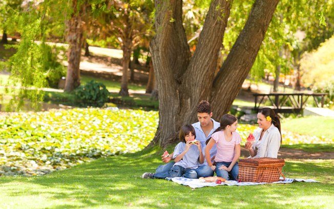 Se o dia livre estiver bonito, vá a um parque com a família, faça um piquenique. Quebrar a rotina em uma das refeições faz bem de vez em quando
