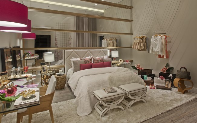 O quarto da arquiteta Débora Leonardi para o Campinas Decor 2015 foi pensado para as mulheres. Os pontos rosa adicionam cor ao ambiente trabalhado em diversas texturas