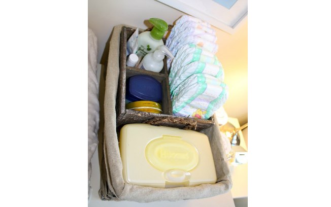 Para colocar em cima da cômoda: cesto comporta as fraldas, lenços umedecidos entre outros itens necessários para trocar o bebê