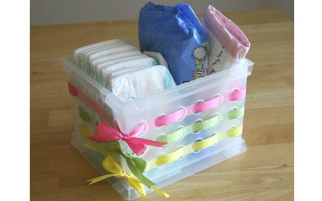Enfeite uma caixa organizadora para guardar as coisas do bebê