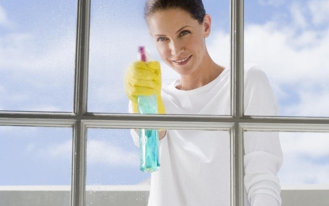 Não vale limpar só o vidro. Para deixar a janela realmente limpa é preciso lembrar dos batentes e frestas
