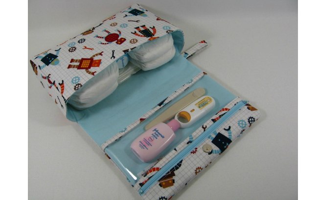 Uma simples bolsa estampada pode ser usada para guardar fraldas e outros itens do bebê
