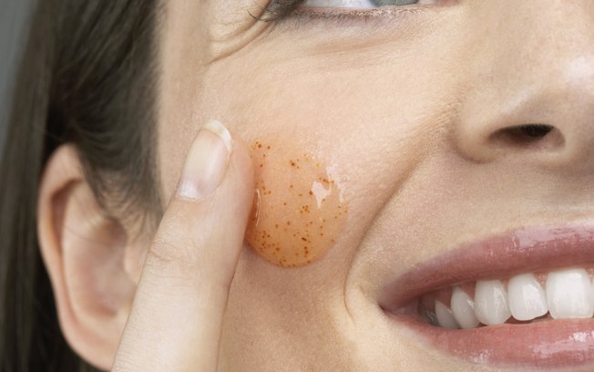 Cuide da pele – Para melhorar a textura, faça um peeling mecânico de diamante com o dermatologista e saia da primeira sessão se sentindo mais bonita e confiante
