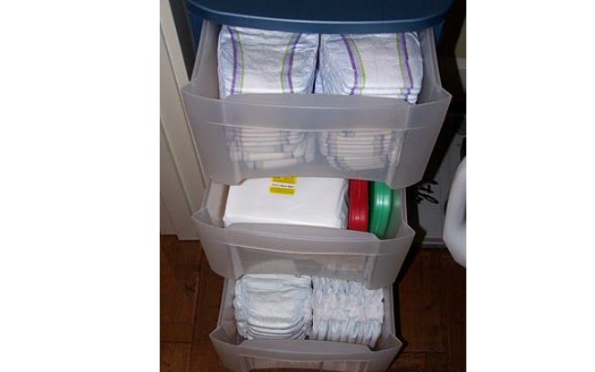 Um gaveteiro de plástico pode ser um ótimo organizador para as fraldas e outras coisas do seu filho