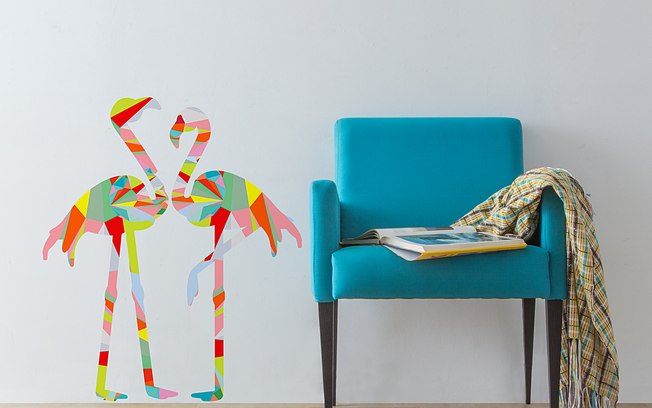 O adesivo de flamingos, disponível na Oppa, dá toque de cor para a decoração da casa. Preço: R$ 83,00