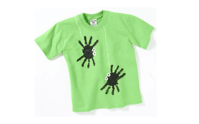 Outra opção de personalização são estas aranhas, que foram feitas com as mãos da criança, estampadas na camiseta