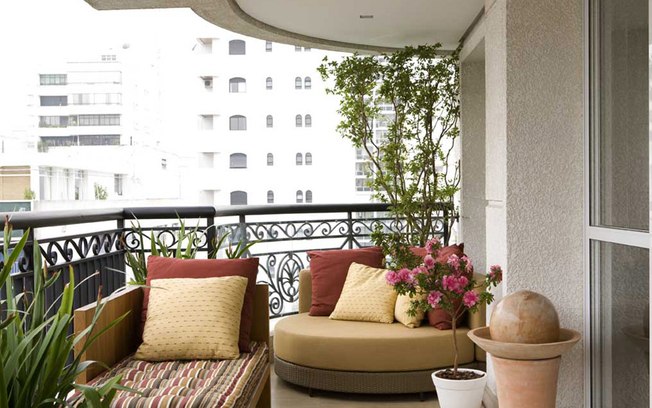 Crie ambientes exteriores aconchegantes, adotando móveis para uso conjunto, como fez Marcelo Rosset nesta varanda