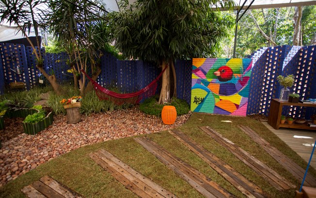 Nesse ambiente criado pela arquiteta e paisagista Camila Simhon Bondar, o objetivo era valorizar o quintal das casas, um espaço onde as pessoas possam conviver e também cultivar plantações (Expoflora 2015)