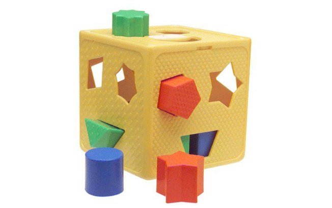 O famoso brinquedo de encaixar formas iguais é muito útil no desenvolvimento da coordenação motora