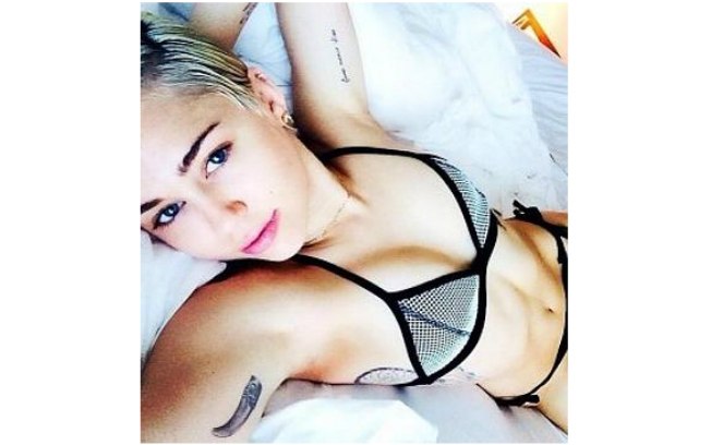 Miley Cyrus também compartilhou foto vestindo modelo da Triangl no instagram 
