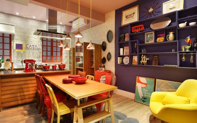Tenha uma cozinha colorida e espaçosa para receber muita gente enquanto prepara as refeições 