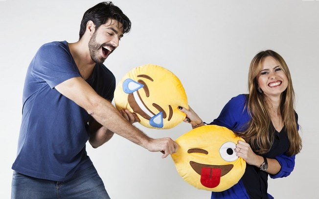  Os famosos emojis da redes sociais chegam à decoração da casa em almofadas de pelúcia. Modelos “piscadinha” e “chorando de rir” estão à venda na Fofostore por R$ 59,90