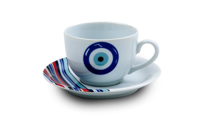 Saia do básico e invista em louças mais elaboradas. Conjunto de xícara de chá da coleção "Olho grego" da D. Tonetti Home à venda por R$ 47,00