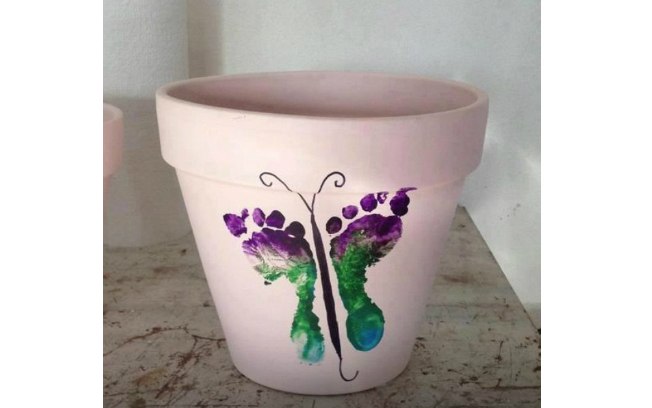 Um vasinho para o seu jardim também pode ser feito com os pés do seu filho e tintas coloridas