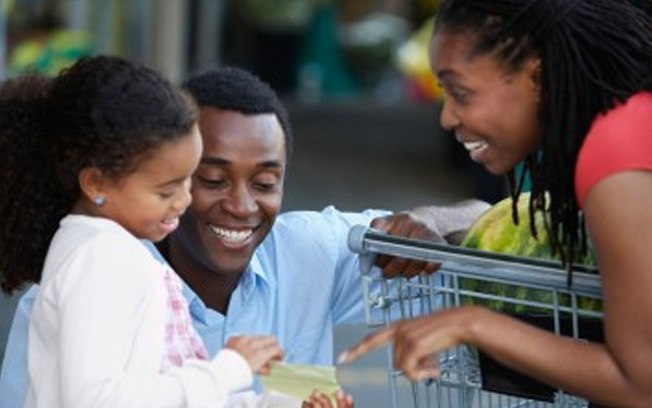 Convide o pequeno para participar das atividades da casa, como fazer a lista do supermercado, por exemplo