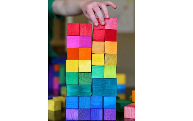 Montar blocos também é uma atividade importante para a coordenação das crianças