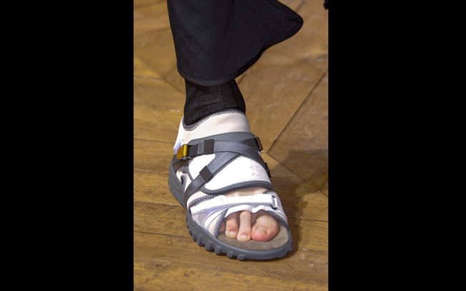 Tevas - É posível calçar algo parecido com uma tala de gesso sem precisar quebrar o pé