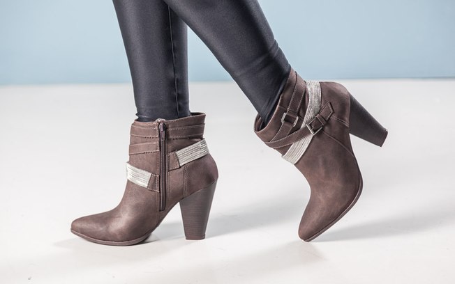 Botas de cano curto - inspiradas nas ankle boots, as botas de cano curto são perfeitas para serem usadas com vestidos, saias mais curtas, shorts e bermudas. Na foto, modelo da Via Marte.