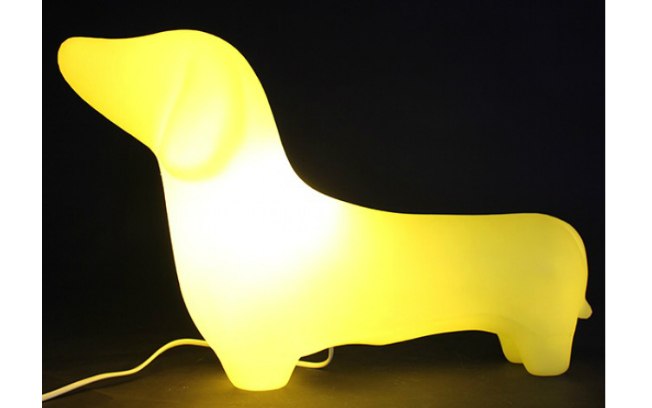 Luminária amarela de cachorro basset disponível na Casa Diseño dá toque divertido à casa. Preço: R$ 105,60
