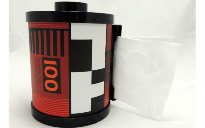 Porta-papel higiênico em formato de rolo de filme de máquinas analógicas. Produto disponível na Casa Diseño por R$ 57,99