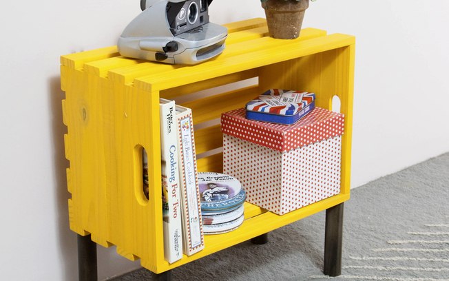 À venda por R$ 79,90, o caixote amarelo pode ganhar pés e se transformar em um ótimo criado-mudo. Disponível na Tadah (o valor inclui apenas o caixote)