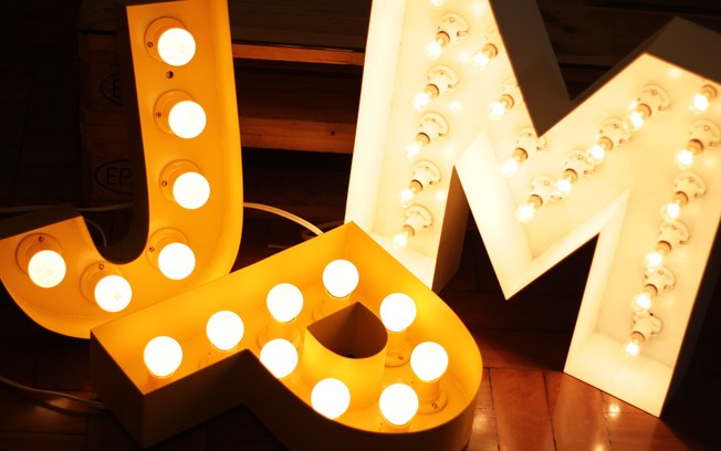As luminárias de letras, 60 cm, da Módu adicionam personalidade à casa e ainda dão aquela ajuda na iluminação. Disponível na Casaquetem, R$ 780,00