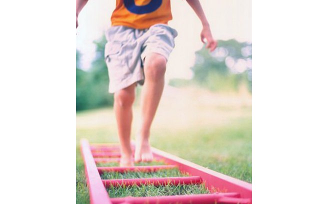 A brincadeira com obstáculos pode ser dificultada de acordo com o desenvolvimento das habilidades da criança