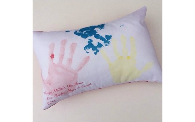 A estampa das mãos das crianças também pode decorar um travesseiro